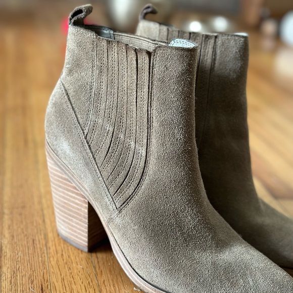 Marc Fisher Teona Pointy Toed Chelsea Booties - Picture 4 of 6